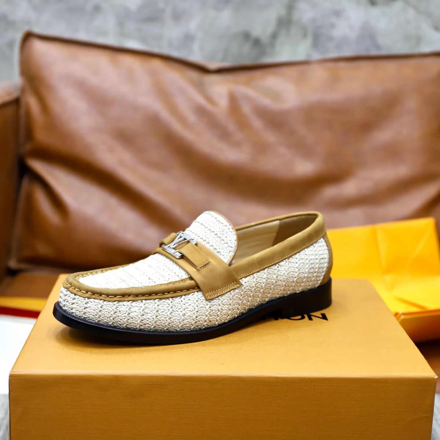Men's Men's Shoes💰💰920LV Louis Vuitton Slip-on Loafers, top quality products from Guangzhou, ready for sale! This LV Glove loafer is made of selected soft cowhide, with a slightly wrinkled leather surface and a very high-end texture. Each pair is unique. The leather surface is light and soft, with a fine texture and good luster. It is a classic loafer style, with exquisite handmade mark stitching on the toe, and a square toe configuration to highlight the classic style. The horizontal band has hot-printed LV three-dimensional letters, semi-solid handcrafts and a genuine leather outsole, and a rubber patch on the heel to create wear-resistant performance and comfort. One of the must-have loafers for men! Comes with full original packaging! Code number: 38-39-40-41-42-43-44 (38, 45, 46 customized) standard leather shoe code
